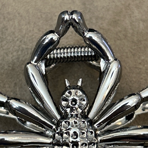Metal Hair Claw Clips for Women | Emo Goth Spider Design Tight Metal Clip - Picture 12 of 12